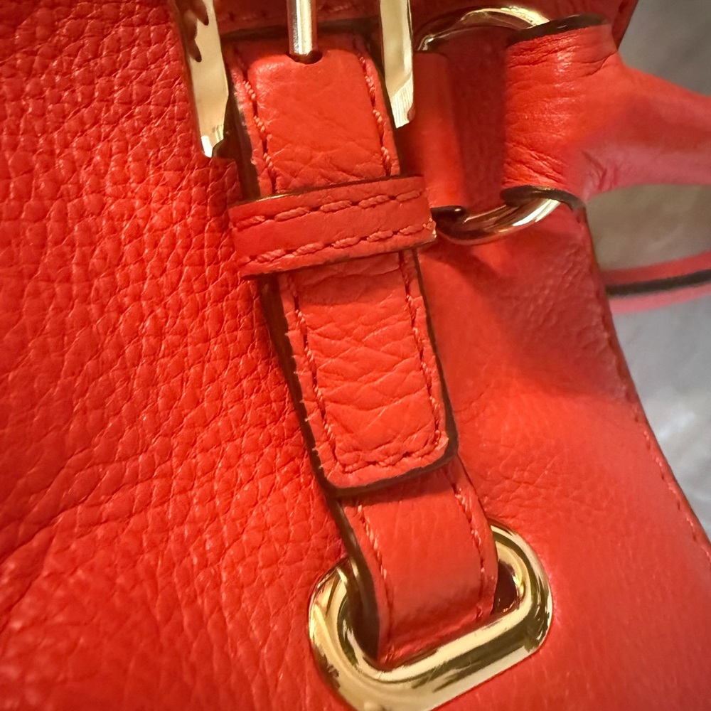 Michael Kors Hamilton Vibrant Red Leather Shoulder Bag with Gold Accents - Picture 4 of 16